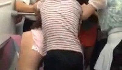 武漢兩名女子地鐵搶座年輕女子衣服被撕碎