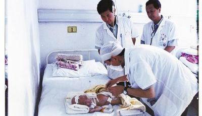 連體嬰兒分離手術19年后考上大學回醫院謝恩