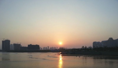 借膠州灣隧道降價(jià)東風(fēng) 地產(chǎn)大鱷逐鹿青西新區(qū)