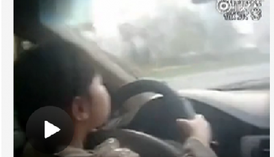 年幼小女孩開車上路 其父坐后排：好好開你的車