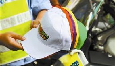 深圳罰闖紅燈行人戴綠帽引不滿 將提供多色供選