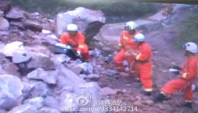 陜西消防:被困40人埋壓較深 現場仍有山石滑落