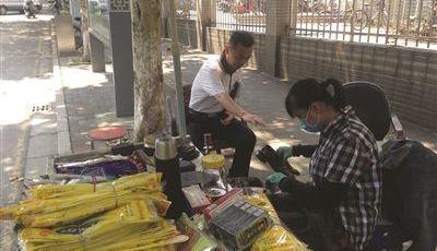 南京夫妻擦鞋28年始終收1元 稱人生不只是為錢