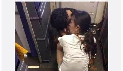 旅客帶小孩在飛機后艙大便 稱廁所太小擠不進去