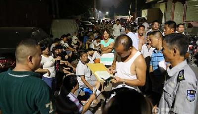 鄭州小學報名前夜 上百家長頭戴電筒通宵排隊