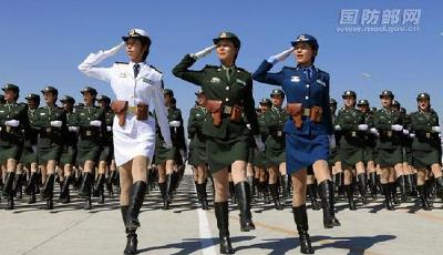 中國(guó)女兵亮相閱兵場(chǎng)：身姿挺拔面容姣好