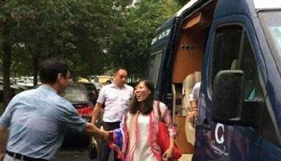 "辭職看世界"女教師回鄭州 受隆重接待似明星