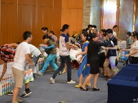 南京房產商禮包遭大媽瘋搶 場面混亂