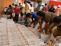 南京房產商禮包遭大媽瘋搶 場面混亂