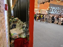 南京房產商禮包遭大媽瘋搶 場面混亂