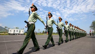 新華社社評：高擎和平與正義的旗幟，前進！