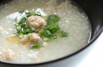 高油高熱量食物不宜當(dāng)早餐 早餐喝粥最健康