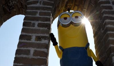 萌翻了！小黃人登頂長城