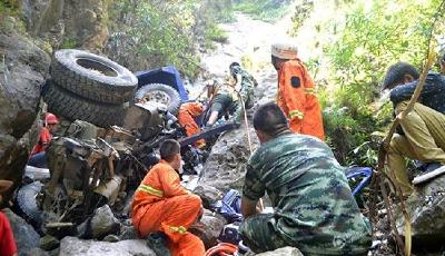 重慶農用車翻下山崖 父親臨危將兒子推出車外