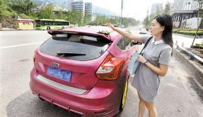 錢包忘在車頂百元大鈔一路飄 5000元僅找回600