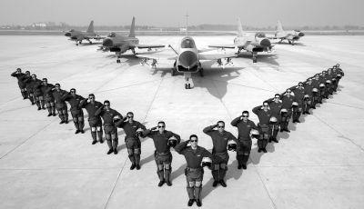 閱兵最年輕將軍將領銜戰機編隊飛越天安門(圖)