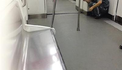 重慶軌道員工怕弄臟座椅蹲角落 網友直呼“心疼”