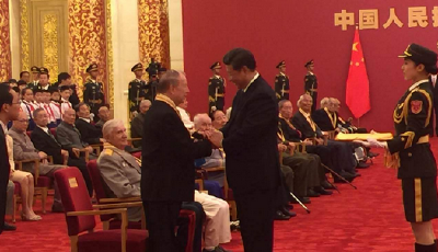 習近平頒發中國人民抗日戰爭勝利70周年紀念章