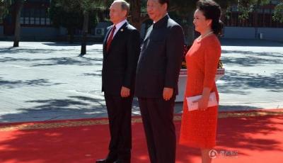 抗戰(zhàn)紀(jì)念活動(dòng)彭麗媛一天三換造型 盡顯端莊