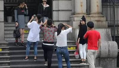 “淘女郎”當(dāng)街換衣遭圍拍 市民：哪怕用簾子擋擋