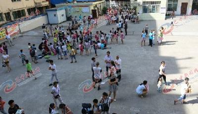 四川一小學教室被出租開賓館 上課學生站操場看書