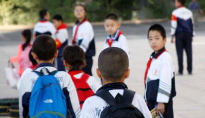 開學裝備驚呆小伙伴 5000元書包抗震防溺水