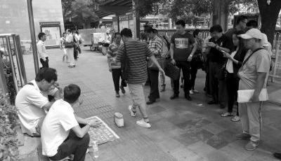 男子籌錢治怪病街頭當"人肉沙包" 路人不打只捐款