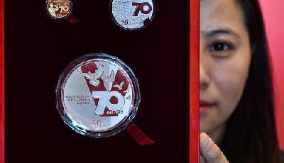 抗日戰館獲贈抗戰勝利70周年金銀紀念幣