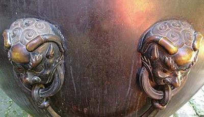 故宮300年銅缸遭游客刻字"秀恩愛" 故宮回應(圖)