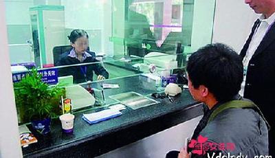 男子不停存取10元霸占窗口三天被警方拘留(圖)