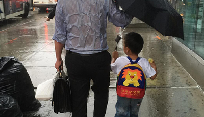 父親全身濕透“為兒撐傘” 感動全球250萬人