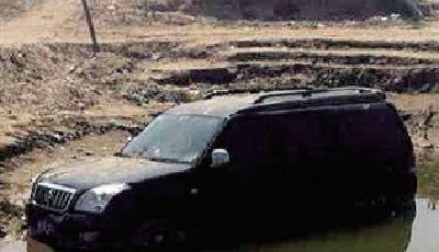 男子將車停水洼中 絕食加自殘半個月已死亡