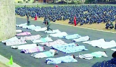 湖南一學校新生軍訓被罰操場裹棉被曬太陽