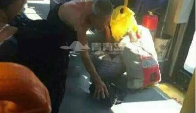 威海老人因弄臟公交車被司機驅趕 跪下脫衣擦地