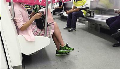 女子坐地鐵連嗑瓜子12站 殼扔車廂一地(圖)