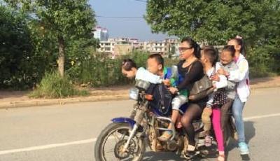 江西一女子騎摩托車載7人 馬路上演"疊羅漢"