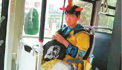 男子身穿龍袍坐公交 對話司機:愛卿 朕到站了