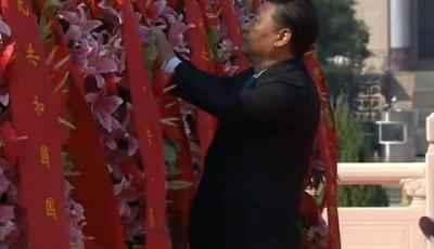 習近平等黨和國家領導人向人民英雄敬獻花籃