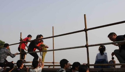 長(zhǎng)假各地不文明行為頻現(xiàn)：觀潮游客冒險(xiǎn)進(jìn)警戒區(qū)