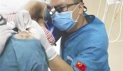 專訪跪地做手術(shù)醫(yī)生：這種姿勢(shì)其實(shí)挺別扭(圖)