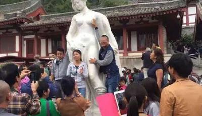 華清池"貴妃"再遭襲胸 工作人員勸說(shuō)無(wú)濟(jì)于事