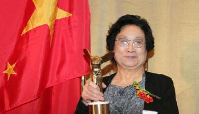 李克強祝賀屠呦呦:獲獎體現中醫藥的貢獻