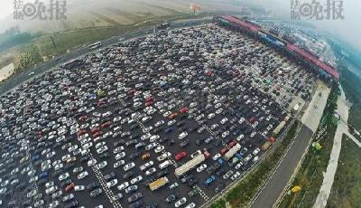 京港澳高速進京方向擁堵 滯留車輛排隊近百米