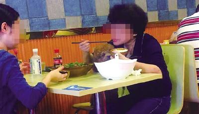 重慶母女餐廳吃飯與小狗同桌 碗筷共用(圖)