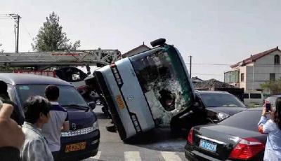 上海載44學生大巴側翻 保時捷將其"撐住"(圖)