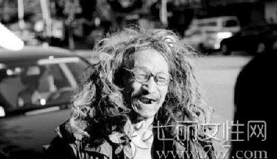 沈陽最美拾荒老人不愿接受幫助 擦垃圾桶子感動網友