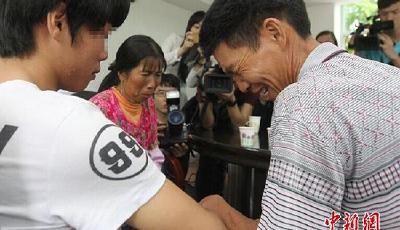 憑記憶確定被拐 一聲“爸”讓男子放聲痛哭