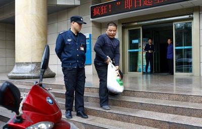 1.5万枚硬币存硬币银行拒收 需2个员工清点一整天