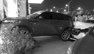 女司機開豪車追尾路虎 拍蒼蠅時不慎踩下油門(圖)