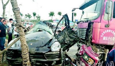 保時捷卡宴被槽罐車攔腰撞癟 車內5人均生還